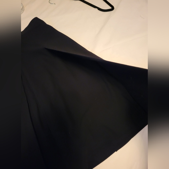 CHANEL Black Asymmetrical Pleated Midi Skirt – Boutique – Size FR 42 (US 10) - Picture 7 of 12